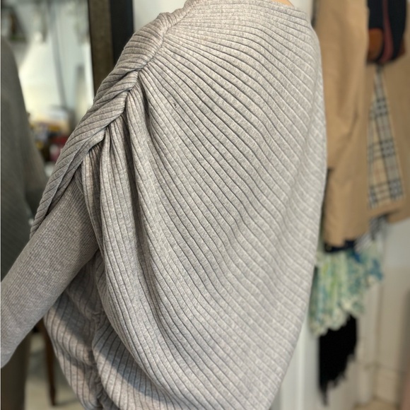 St John Gray Ribbed Asymmetrical Pullover Soft Wool Sweater Size Large - Picture 9 of 13